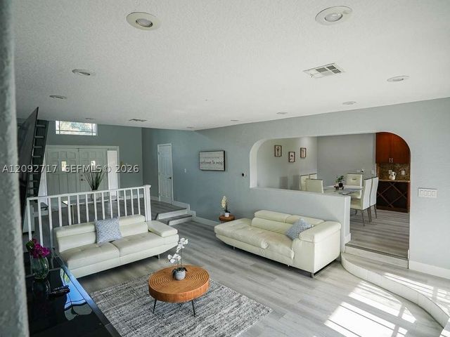 901 SW 121 AVE, Davie, FL 33325
