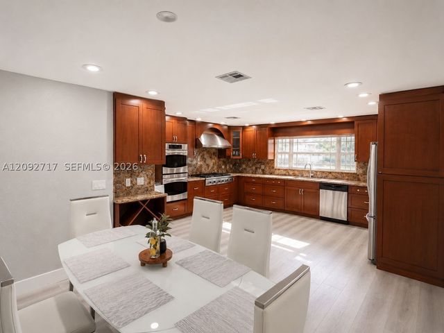 901 SW 121 AVE, Davie, FL 33325