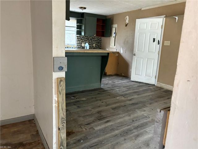 939 Coachpoint RD, Hartfield, VA 23071