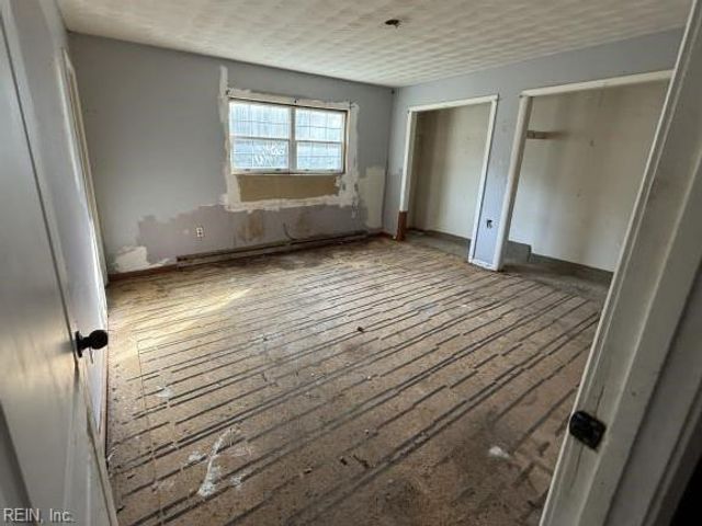 939 Coachpoint RD, Hartfield, VA 23071