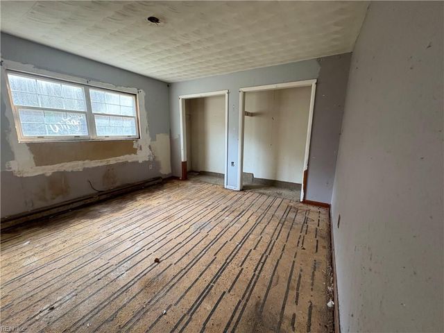 939 Coachpoint RD, Hartfield, VA 23071