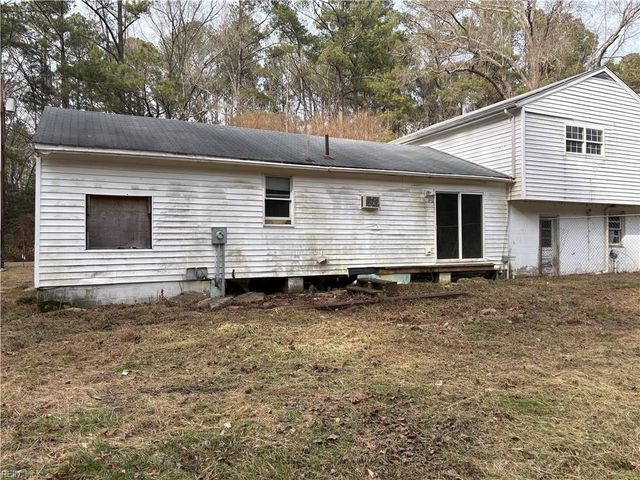 939 Coachpoint RD, Hartfield, VA 23071