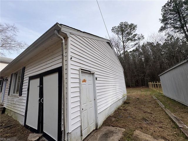 939 Coachpoint RD, Hartfield, VA 23071