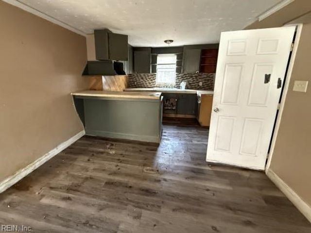 939 Coachpoint RD, Hartfield, VA 23071