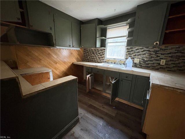 939 Coachpoint RD, Hartfield, VA 23071