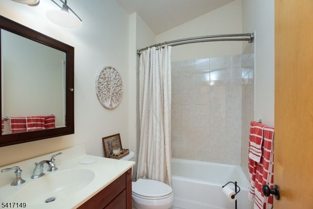 4 Greenbrier Rd, Green Brook Twp., NJ 08812