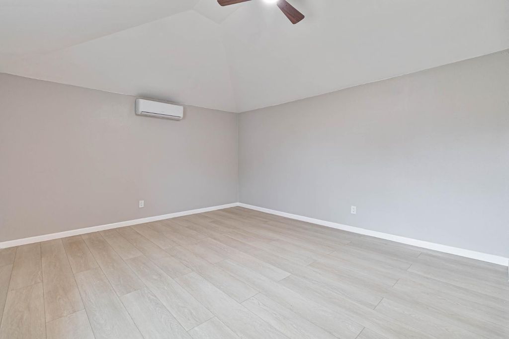 Image 40 of property listing at 934 W Terrace Avenue, Fresno, CA 93705