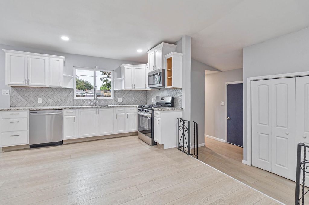 Image 5 of property listing at 934 W Terrace Avenue, Fresno, CA 93705