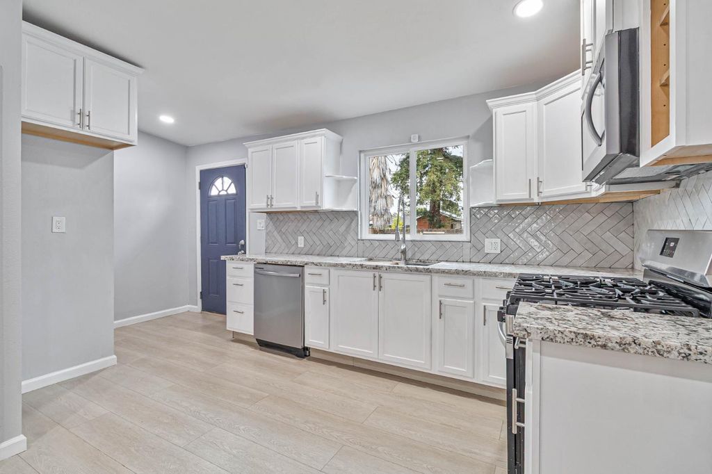 Image 7 of property listing at 934 W Terrace Avenue, Fresno, CA 93705