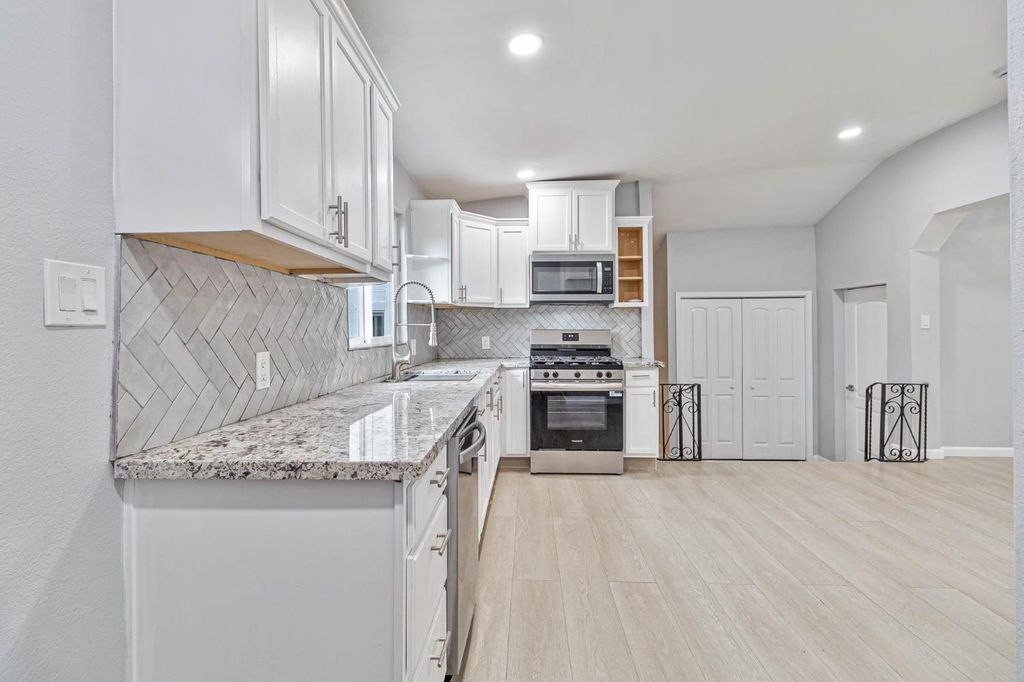 Image 8 of property listing at 934 W Terrace Avenue, Fresno, CA 93705