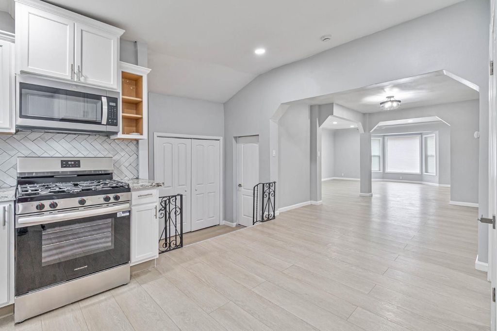 Image 9 of property listing at 934 W Terrace Avenue, Fresno, CA 93705