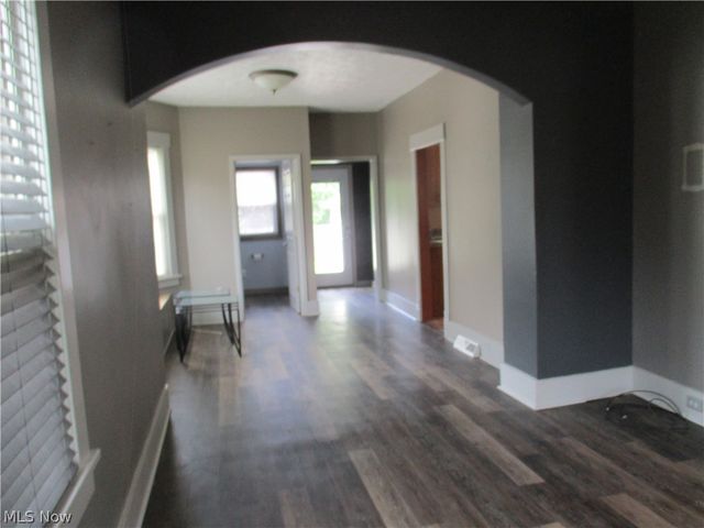 326 E Wilson Avenue, Girard, OH 44420