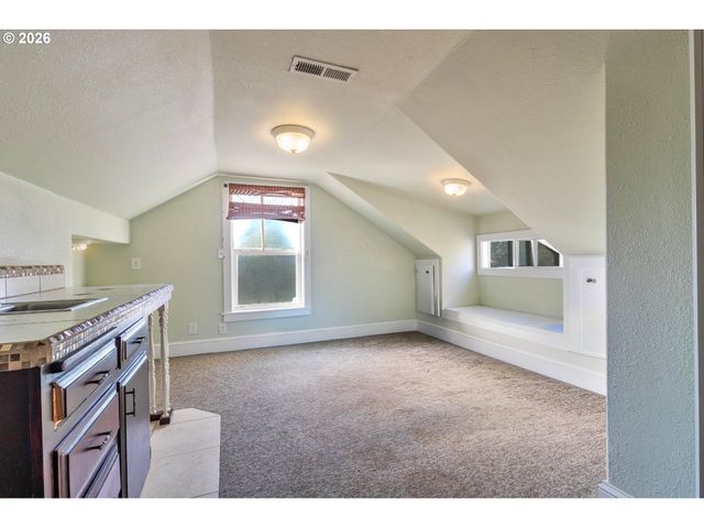 1885 4TH St Ne, Salem, OR 97301