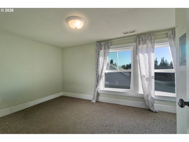 1885 4TH St Ne, Salem, OR 97301