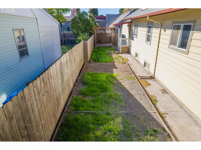 1885 4TH St Ne, Salem, OR 97301