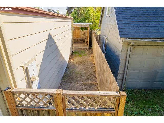 1885 4TH St Ne, Salem, OR 97301