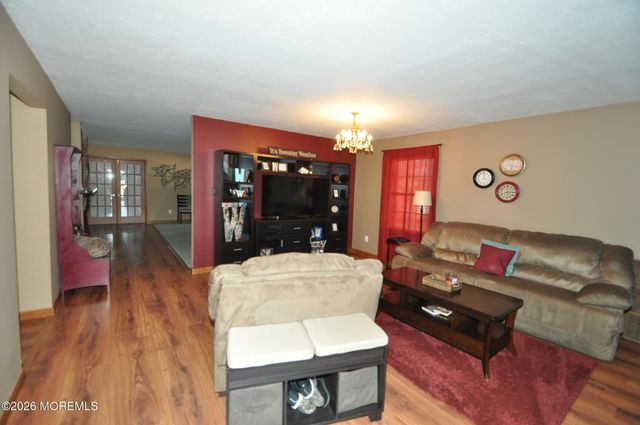 336 Arlington Avenue N, Bayville, NJ 08721