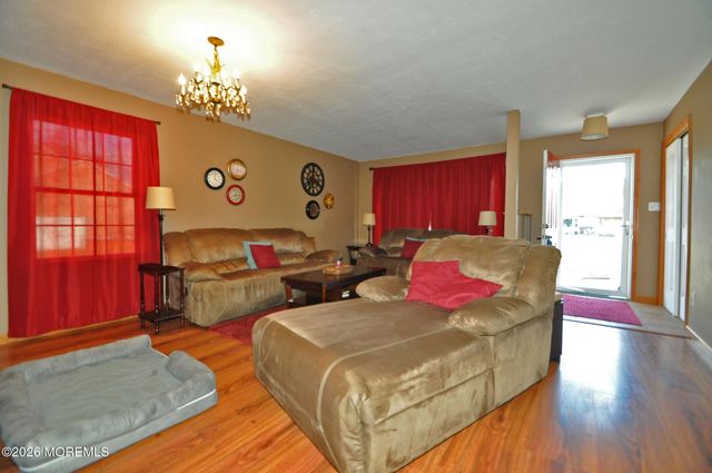 336 Arlington Avenue N, Bayville, NJ 08721