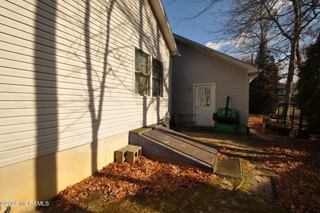 336 Arlington Avenue N, Bayville, NJ 08721