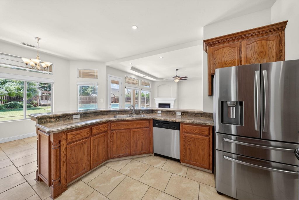 Image 10 of property listing at 1567 Shelly Lane, Porterville, CA 93257