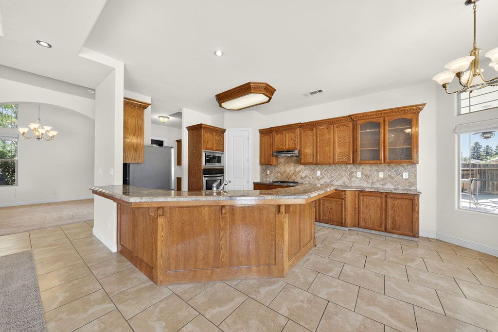 Image 11 of property listing at 1567 Shelly Lane, Porterville, CA 93257