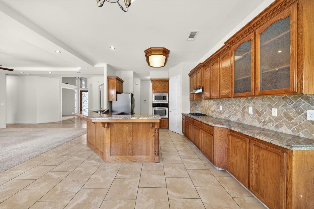 Image 12 of property listing at 1567 Shelly Lane, Porterville, CA 93257