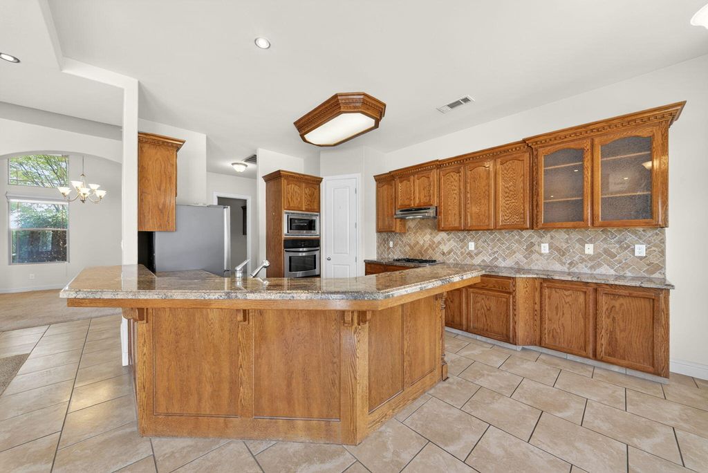 Image 13 of property listing at 1567 Shelly Lane, Porterville, CA 93257