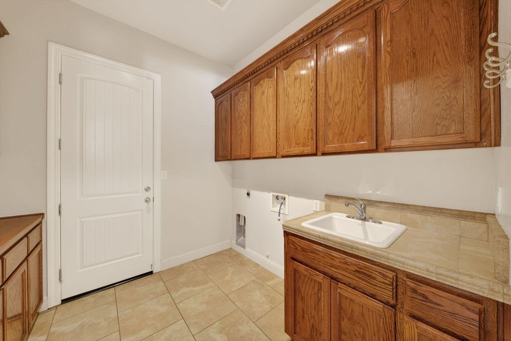 Image 14 of property listing at 1567 Shelly Lane, Porterville, CA 93257