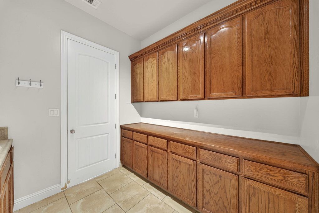 Image 15 of property listing at 1567 Shelly Lane, Porterville, CA 93257