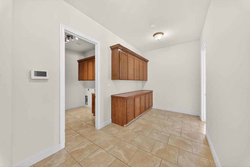 Image 17 of property listing at 1567 Shelly Lane, Porterville, CA 93257