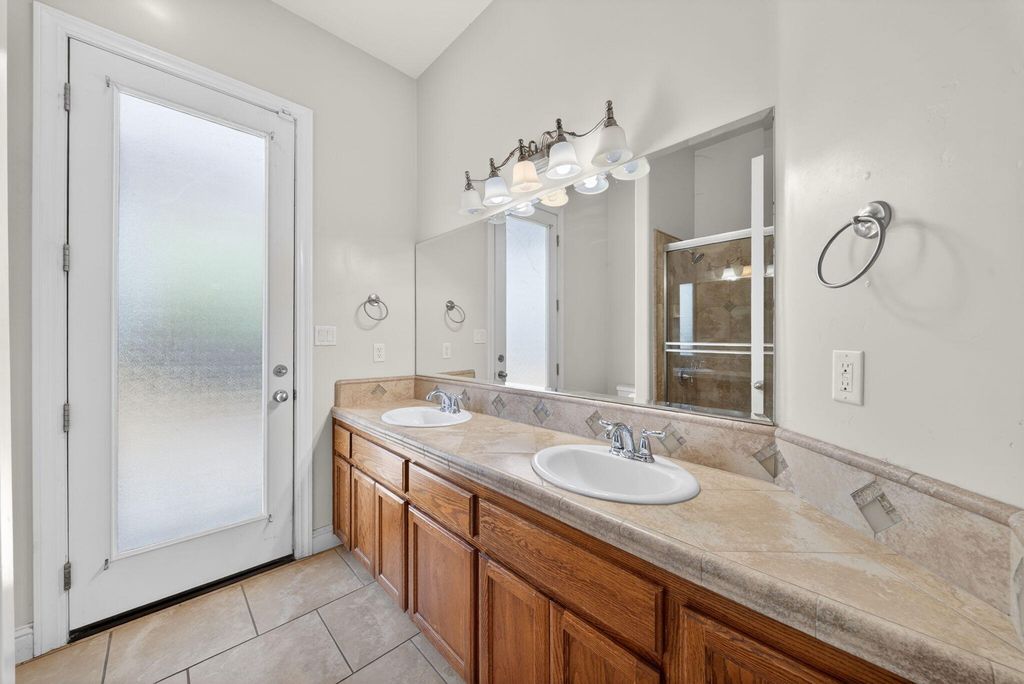 Image 20 of property listing at 1567 Shelly Lane, Porterville, CA 93257