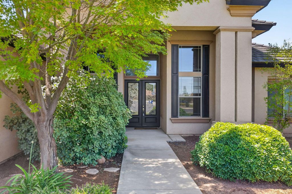 Image 3 of property listing at 1567 Shelly Lane, Porterville, CA 93257