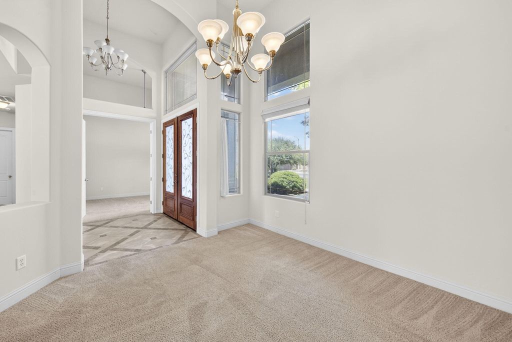Image 4 of property listing at 1567 Shelly Lane, Porterville, CA 93257