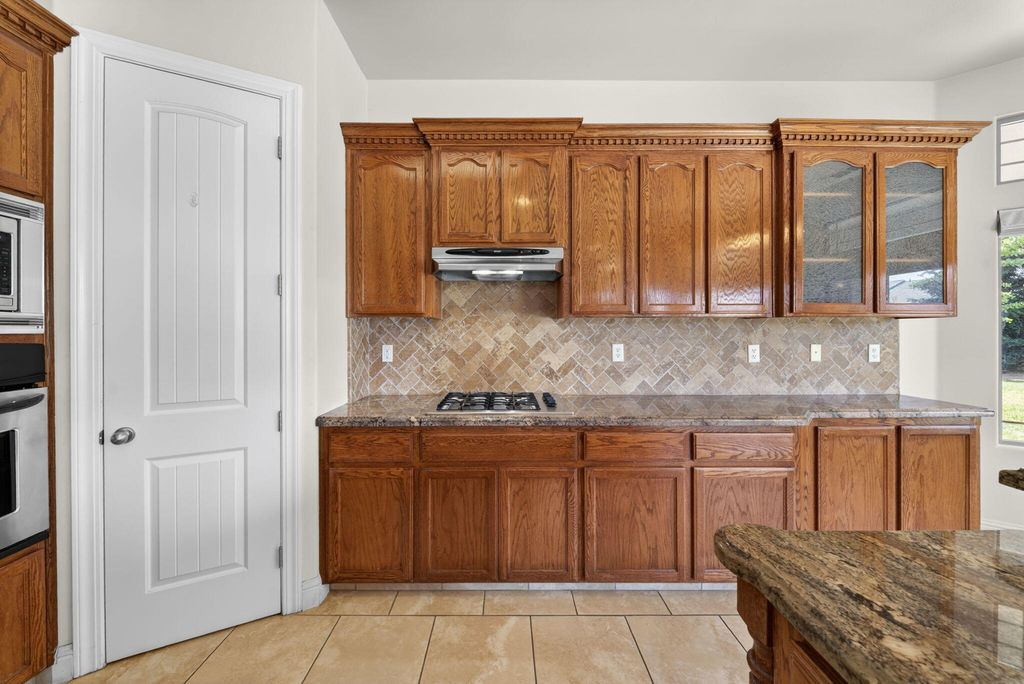 Image 9 of property listing at 1567 Shelly Lane, Porterville, CA 93257