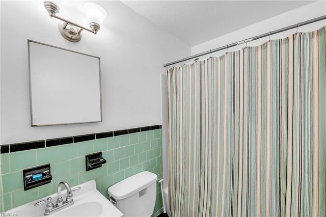 2001 Chesapeake DR A, Chesapeake, VA 23324