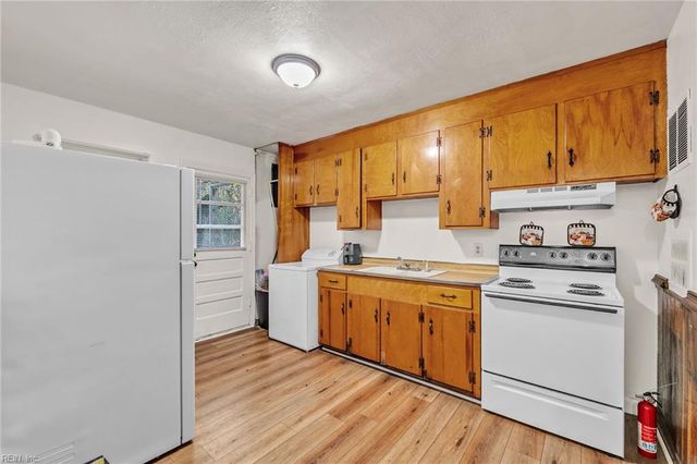 2001 Chesapeake DR A, Chesapeake, VA 23324