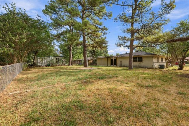 1111 Elmwood Street, Gainesville, TX 76240
