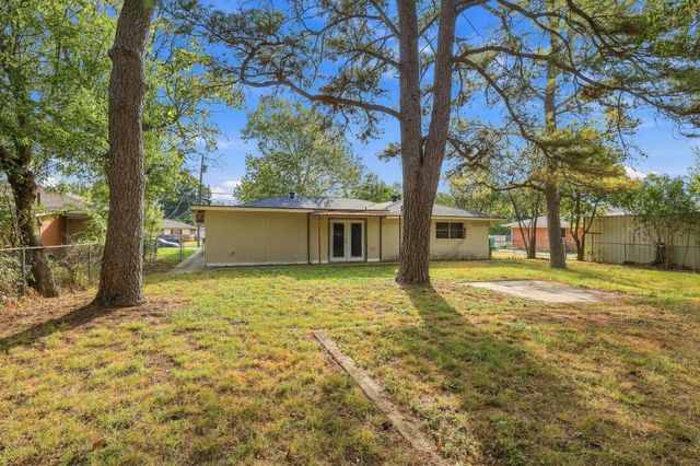 1111 Elmwood Street, Gainesville, TX 76240