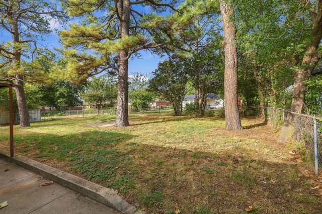1111 Elmwood Street, Gainesville, TX 76240