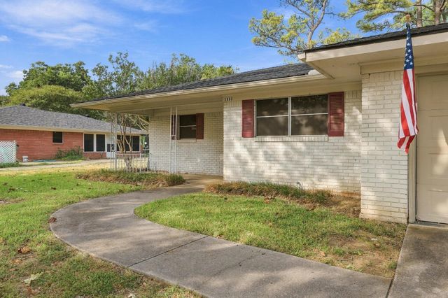 1111 Elmwood Street, Gainesville, TX 76240