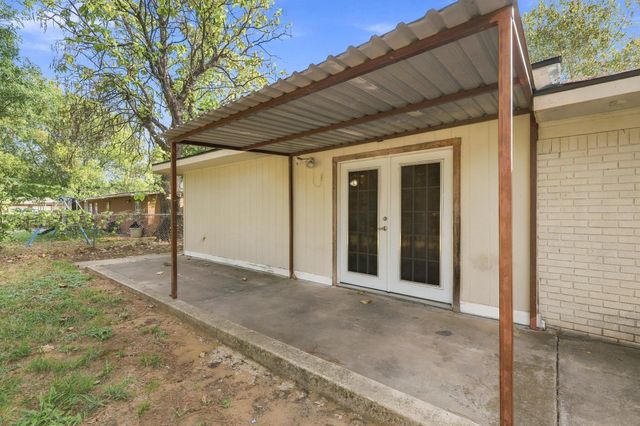 1111 Elmwood Street, Gainesville, TX 76240