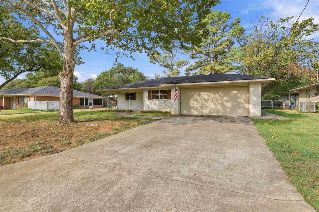 1111 Elmwood Street, Gainesville, TX 76240