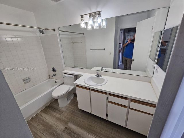 18306 NW 68th Ave H, Hialeah, FL 33015