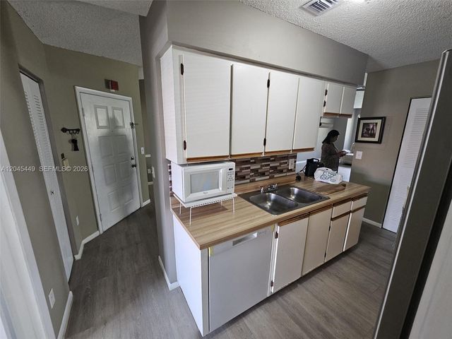 18306 NW 68th Ave H, Hialeah, FL 33015