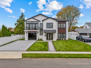 48 Martin Lane, Westbury, NY 11590