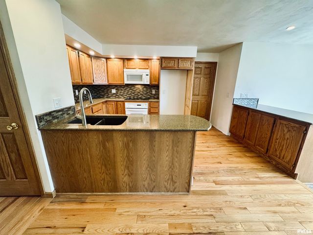 15 SANDALWOOD Lane, Bartonville, IL 61607