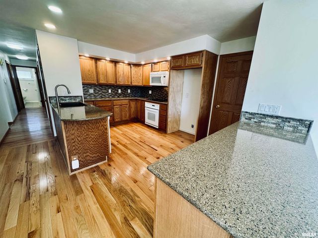 15 SANDALWOOD Lane, Bartonville, IL 61607