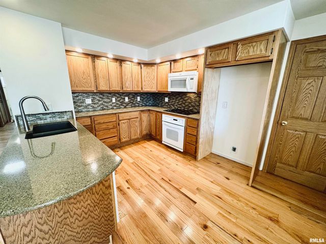 15 SANDALWOOD Lane, Bartonville, IL 61607