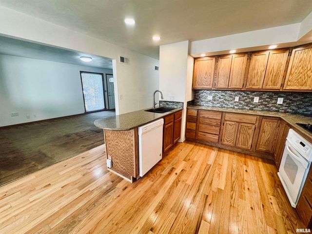 15 SANDALWOOD Lane, Bartonville, IL 61607