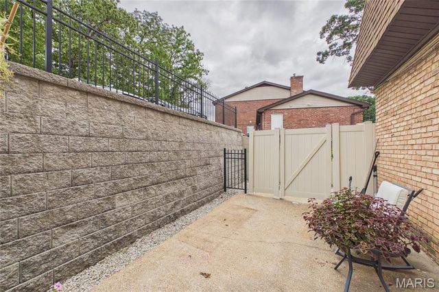 2755 Blackforest Drive, Oakville, MO 63129